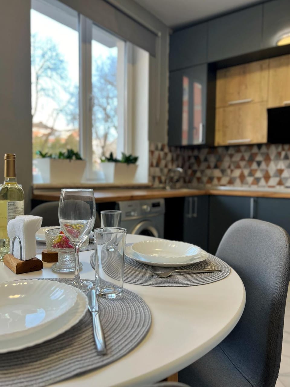 Kitchen or kitchenette, Dining area