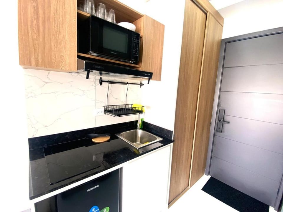 Kitchen or kitchenette, minibar, oven, stove