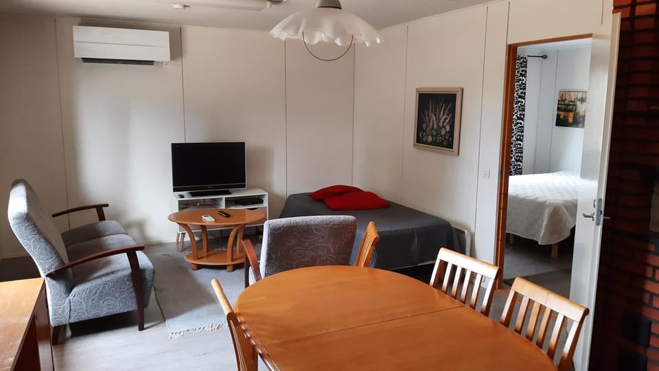 Bed, Living room, Photo of the whole room, Dining area