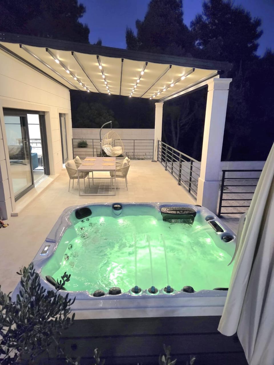 Vacation House with a Jacuzzi and Sea View House in Selca, Brač