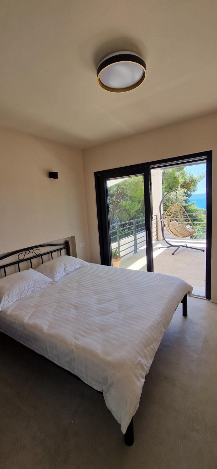 Vacation House with a Jacuzzi and Sea View House in Selca, Brač