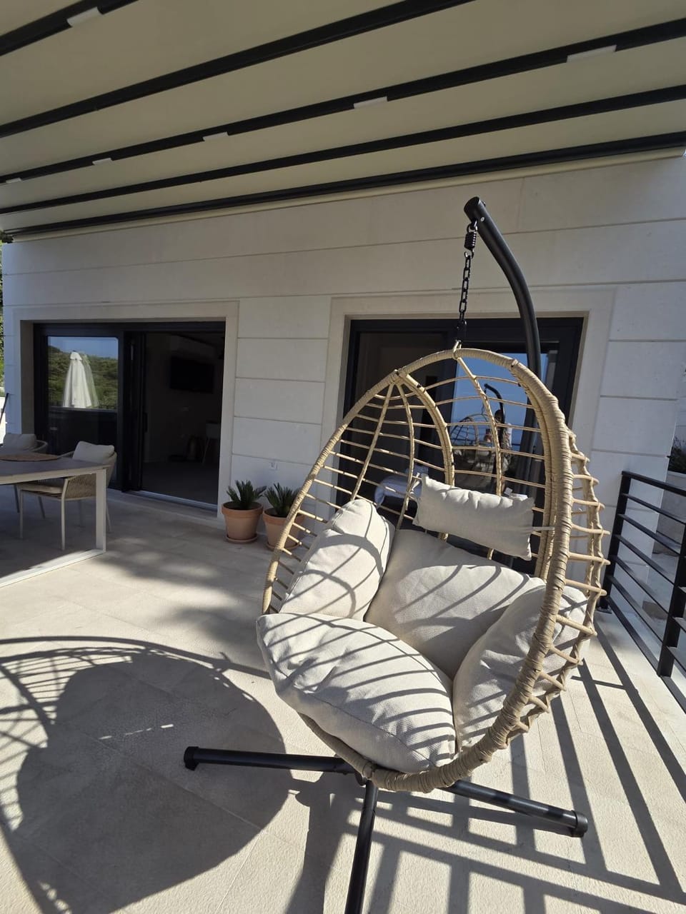 Vacation House with a Jacuzzi and Sea View House in Selca, Brač