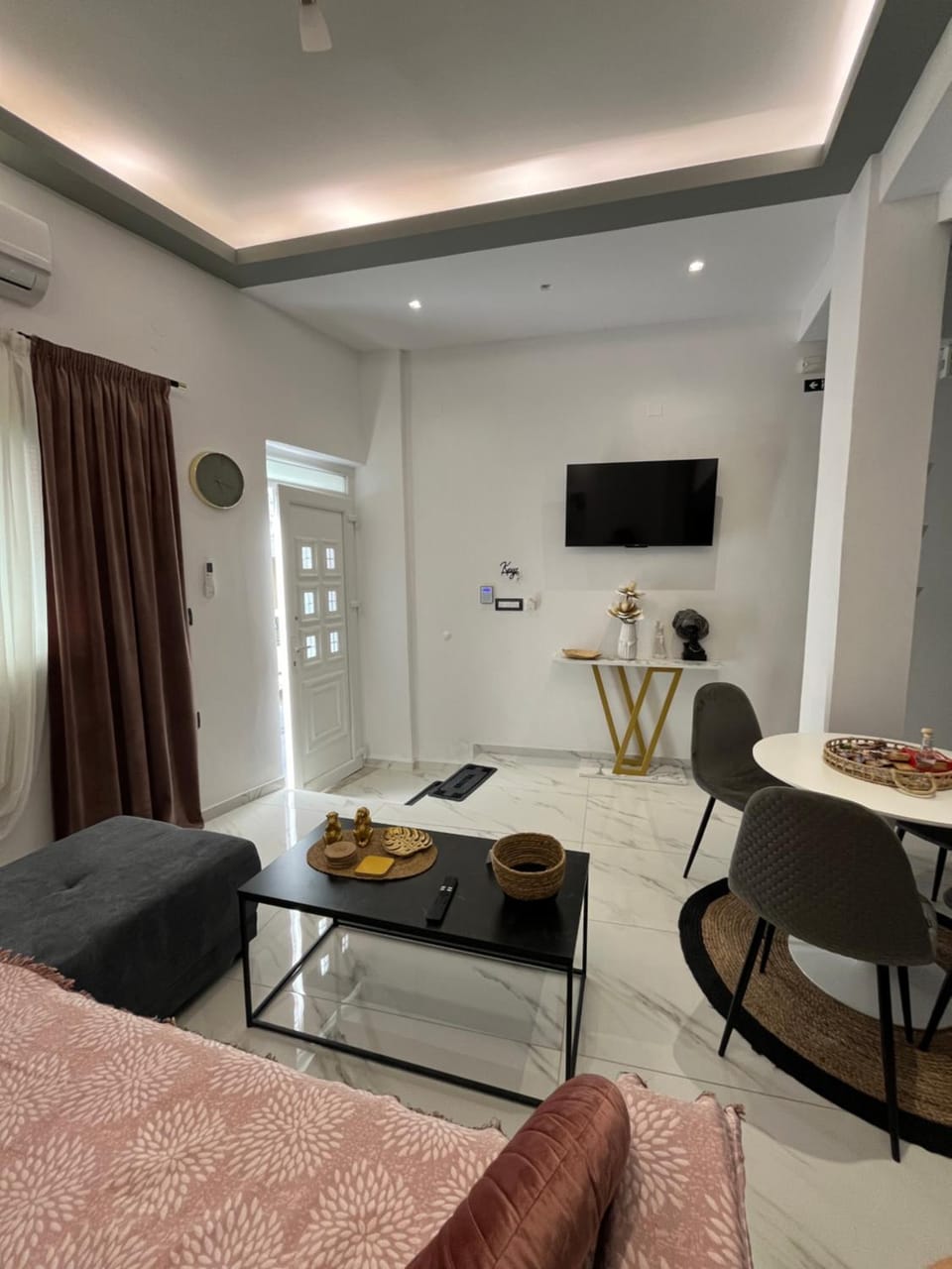 TV and multimedia, Living room, Seating area, Dining area