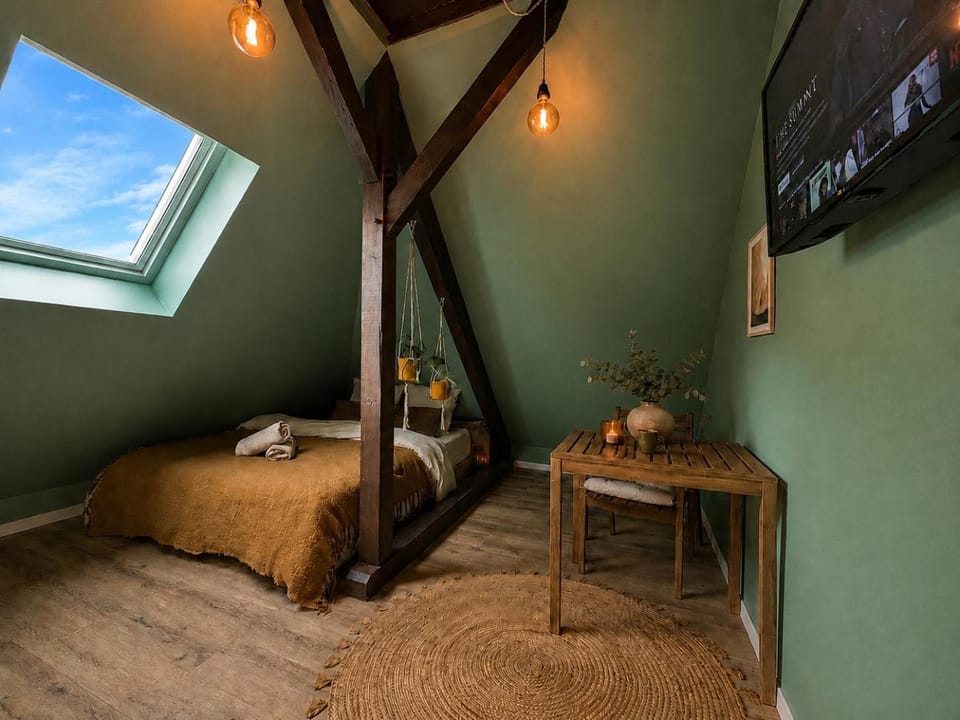 Bed, Photo of the whole room