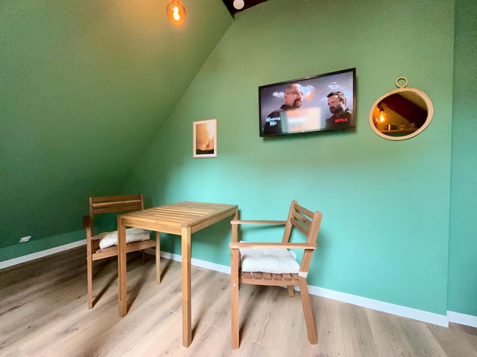 TV and multimedia, Seating area, Dining area