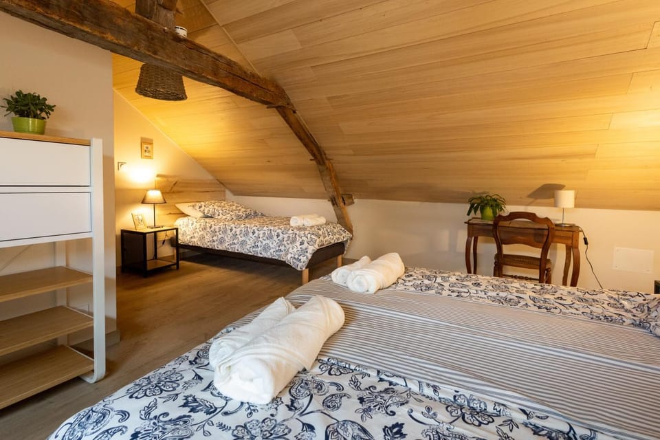 Bed, Photo of the whole room, Bedroom
