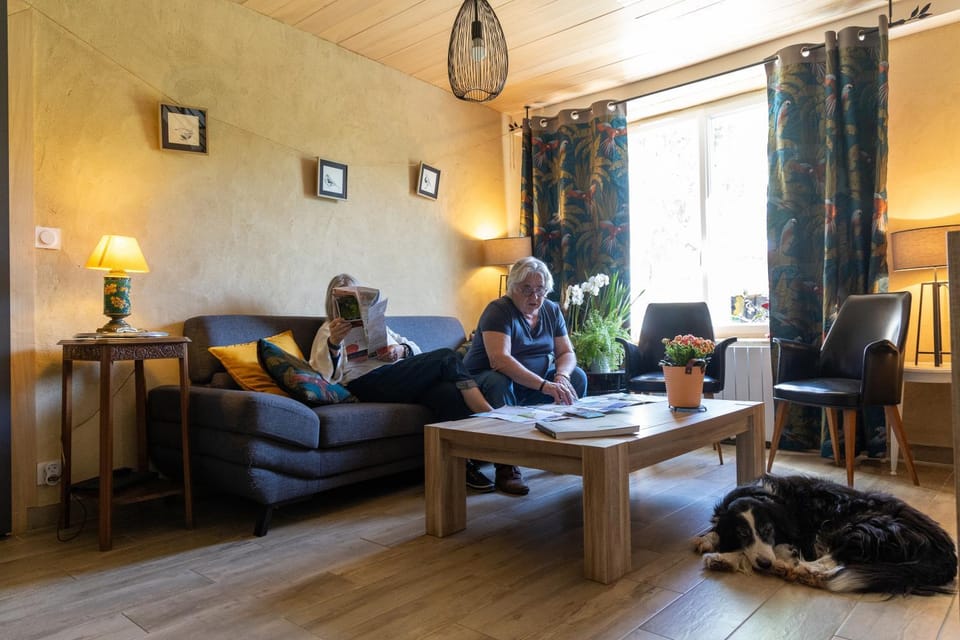 Living room, Seating area, group of guests
