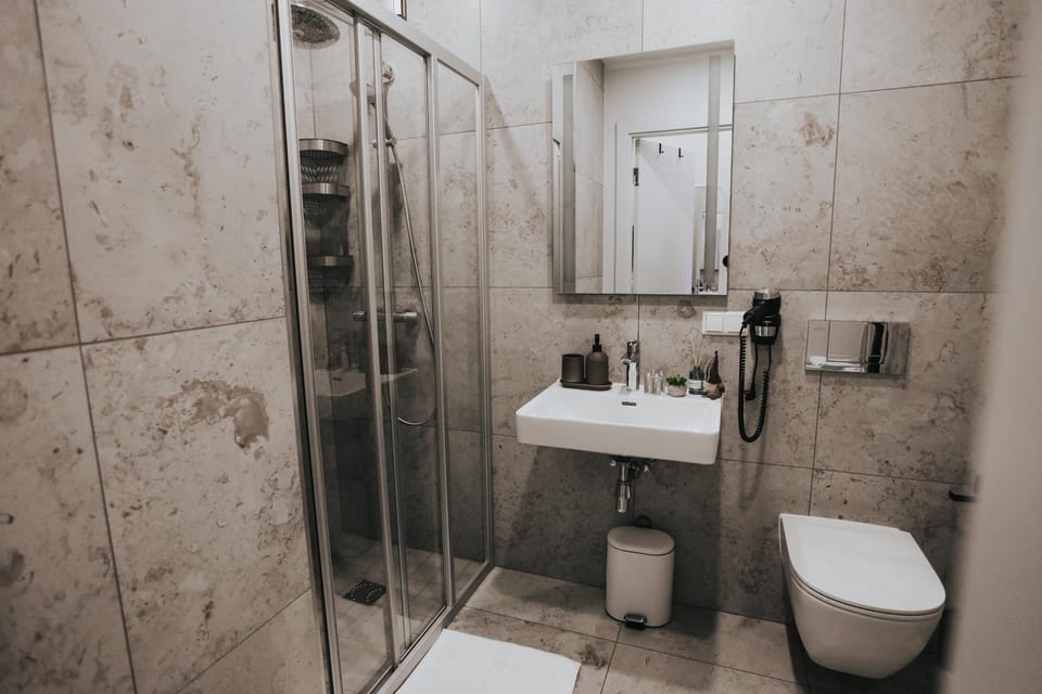 Shower, Toilet, Bathroom, towels