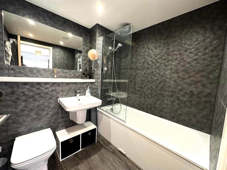 Shower, Toilet, Bathroom, Bath, towels