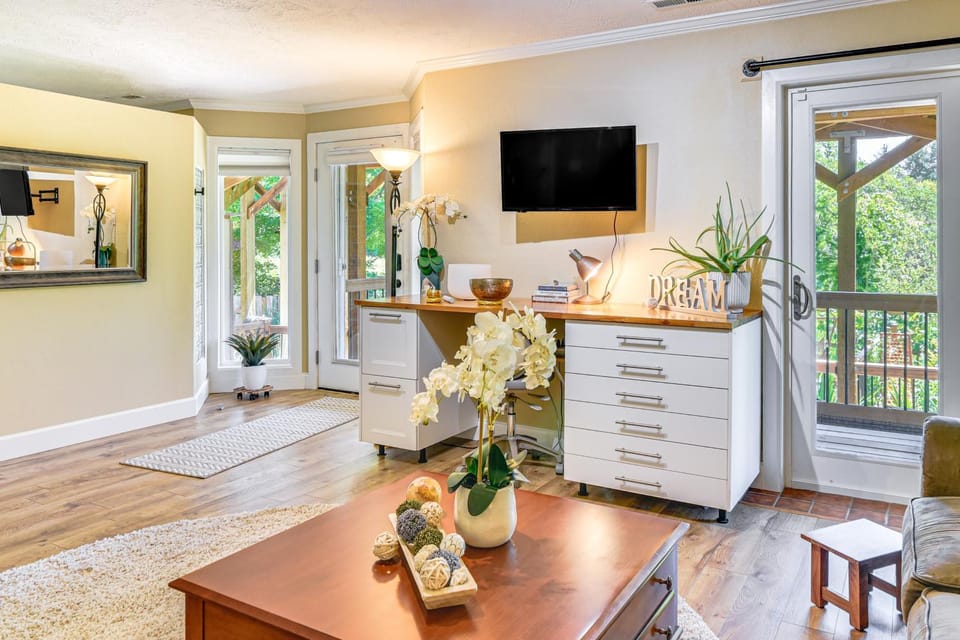 Secret Garden Healing Retreat! Beaverton Nike Area Apartment in Tanasbourne