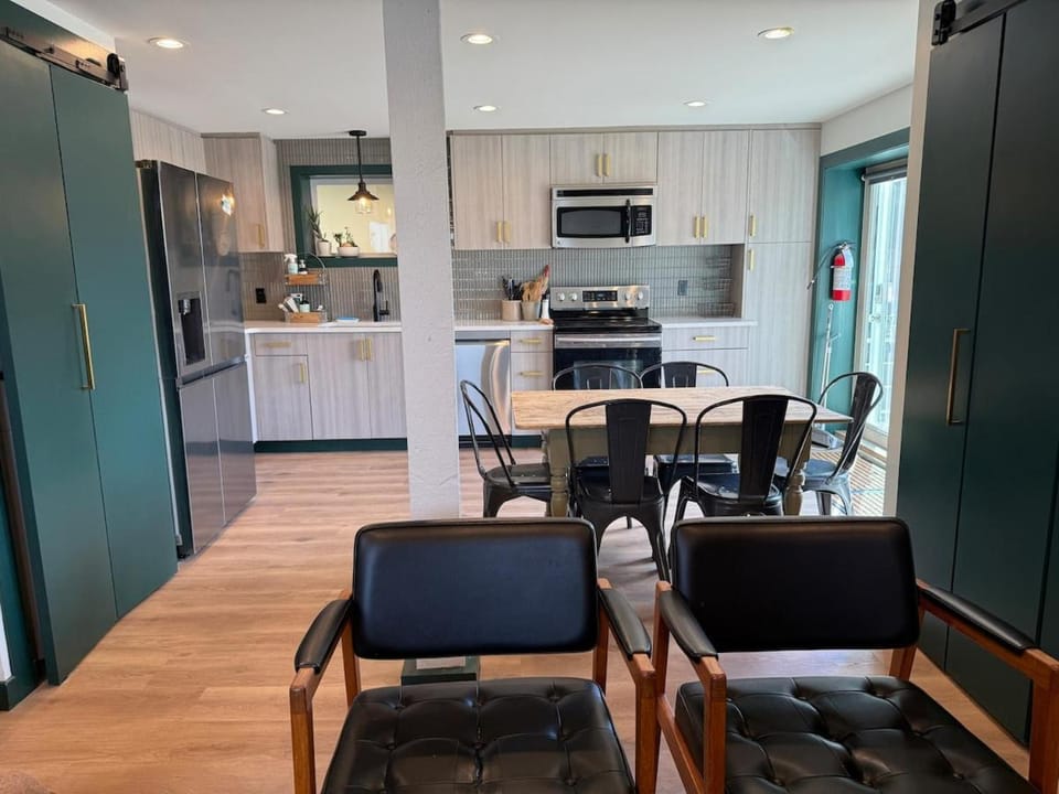 Kitchen or kitchenette, Dining area, oven, pet friendly, stove