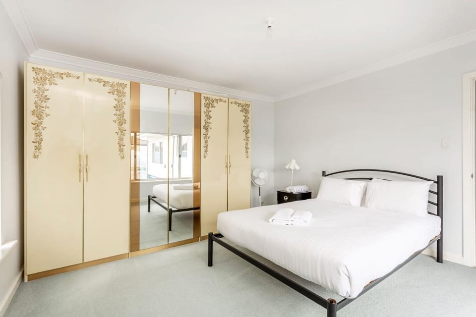 Bed, Photo of the whole room, Bedroom, wardrobe