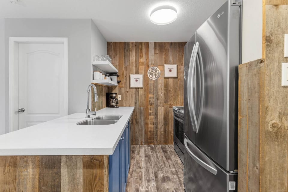 Kitchen or kitchenette, oven