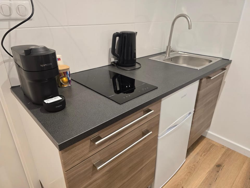 Coffee/tea facilities, Kitchen or kitchenette, stove