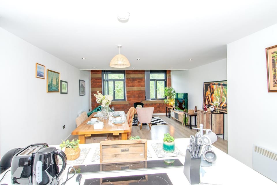 TV and multimedia, Living room, Food and drinks, Seating area, Dining area, Drinks