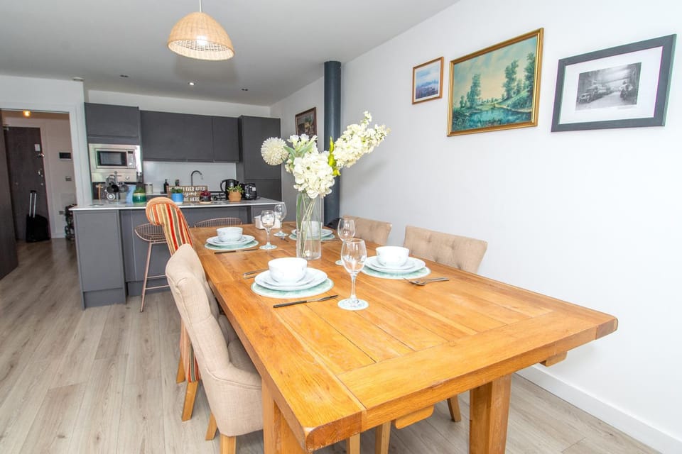 2BR Flat WiFi, Parking Contractors & Families Apartment in Bradford