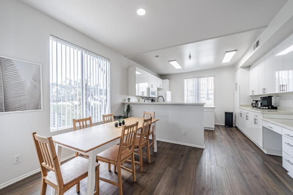 3BR Marina del Rey Condo with Pool, Hot Tub & Parking - 15 Min to LAX Apartment in Venice Beach