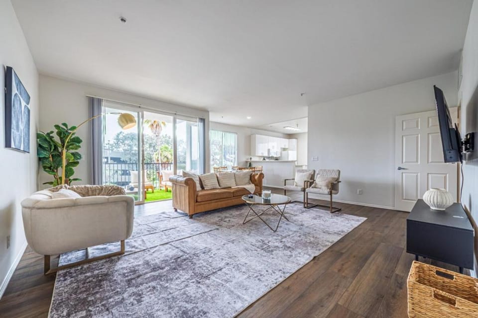 3BR Marina del Rey Condo with Pool, Hot Tub & Parking - 15 Min to LAX Apartment in Venice Beach