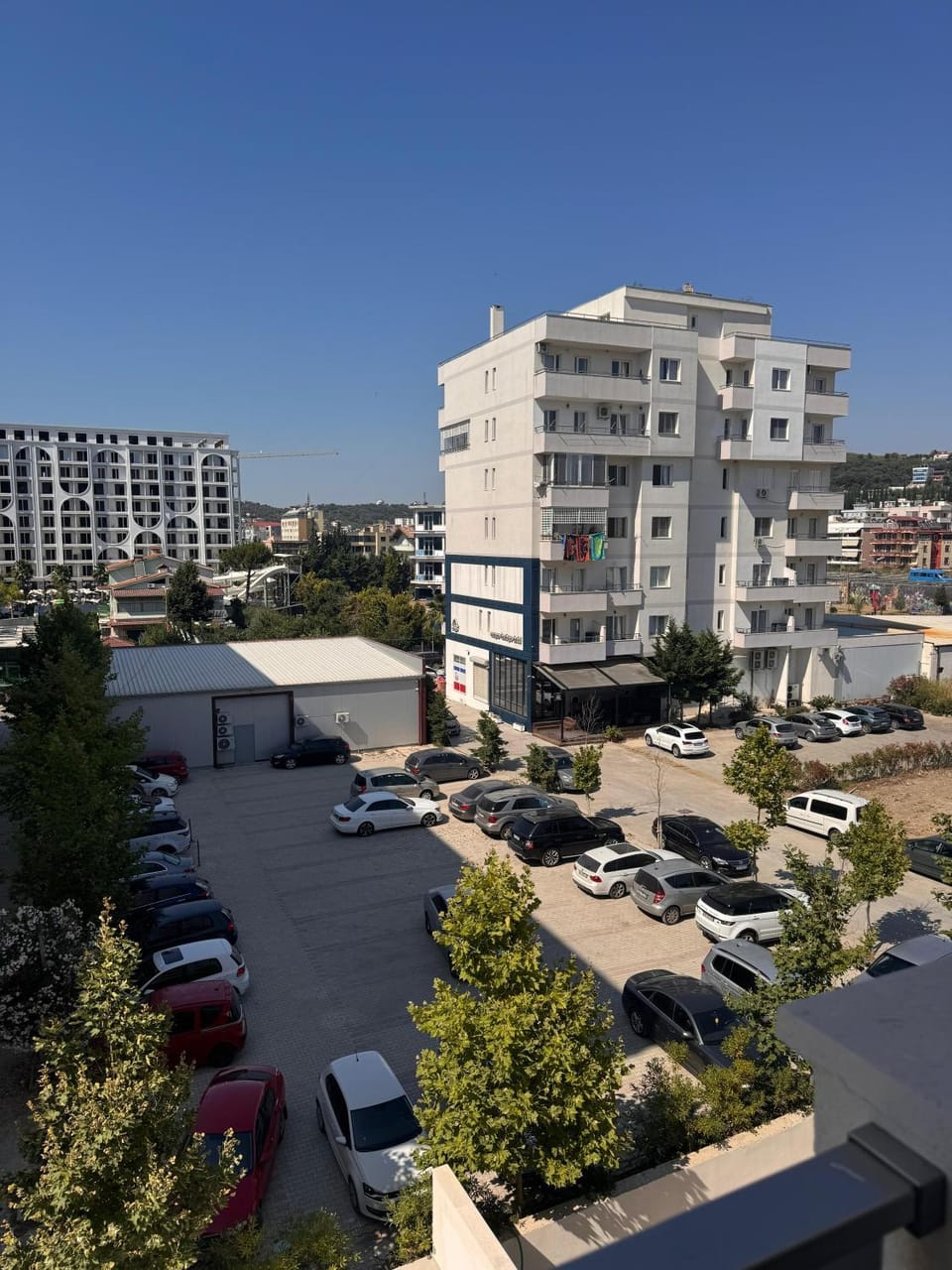 Property building, Neighbourhood, City view, Street view, Location, Parking