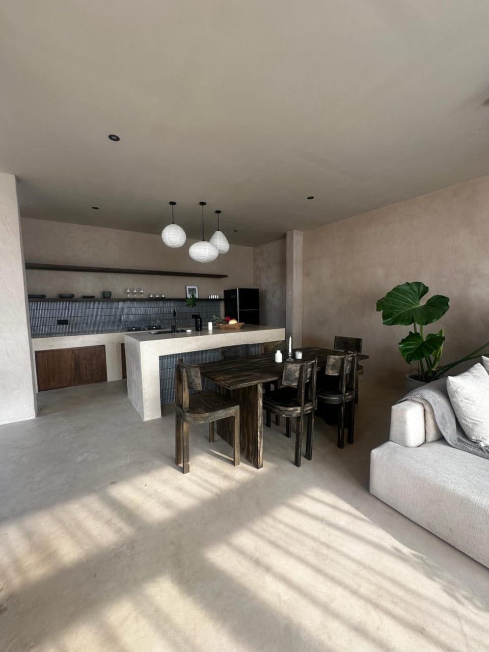 Kitchen or kitchenette, Living room, Seating area, Dining area