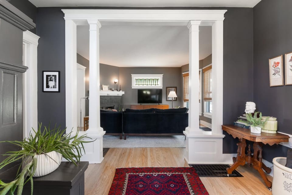 Urban Lakeside Retreat House in Jeffersonville