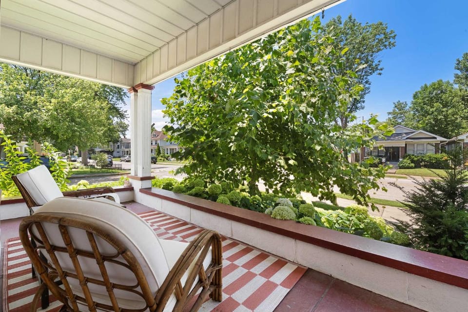 Urban Lakeside Retreat House in Jeffersonville