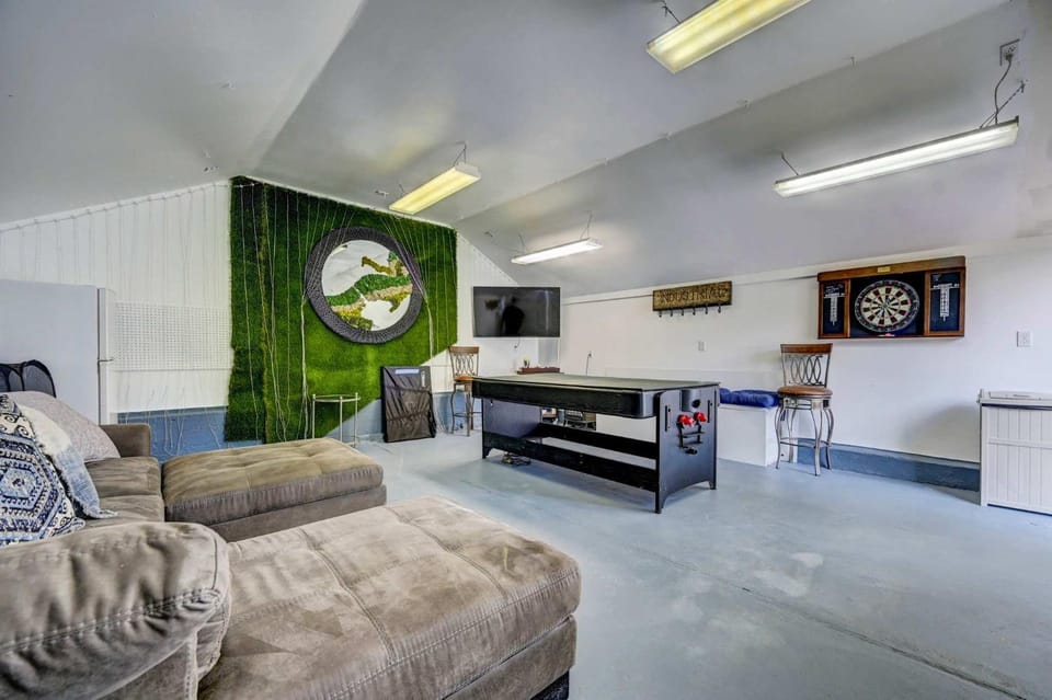 Stylish Home Hot Tub Game Rm Near Old Colo House in Old Colorado City