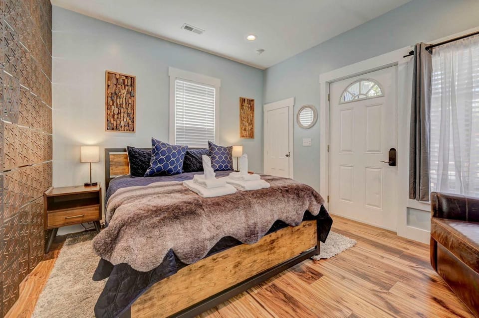 Stylish 1BR Hot Tub Game Rm Near Old Colo House in Old Colorado City