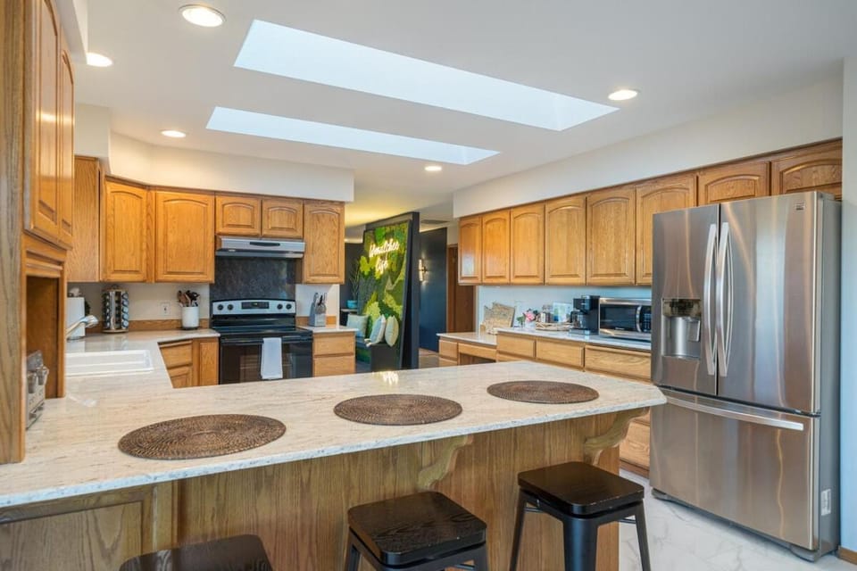 14 Person Adventure Oasis with Hotub House in Wenatchee