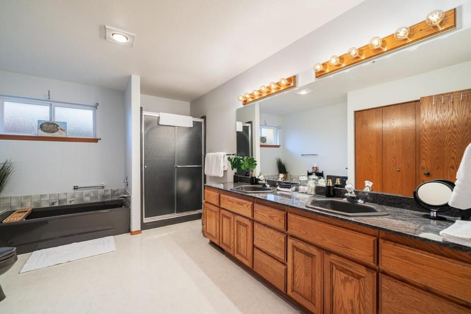 14 Person Adventure Oasis with Hotub House in Wenatchee