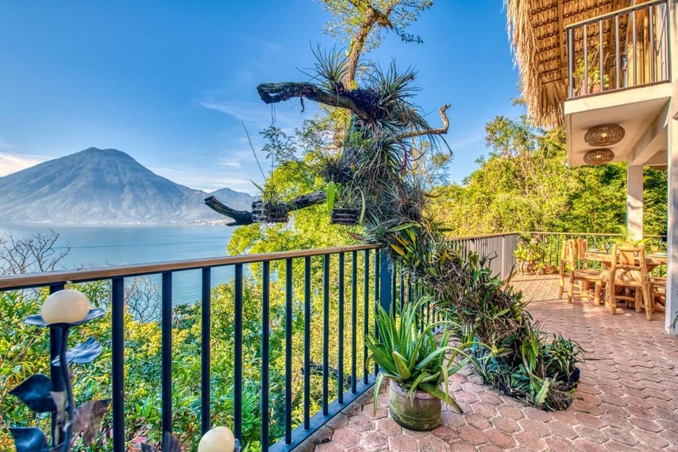 NEW! Jacuzzi, lake-access luxury House in Sololá Department
