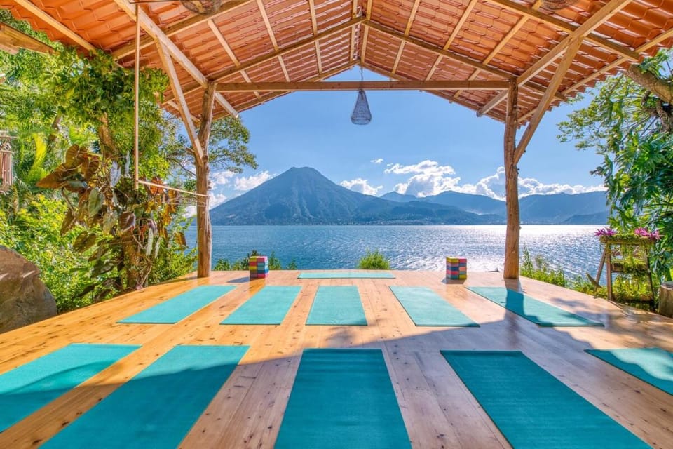 Lake view paradise- waterfall, swim dock, kitchen House in Sololá Department