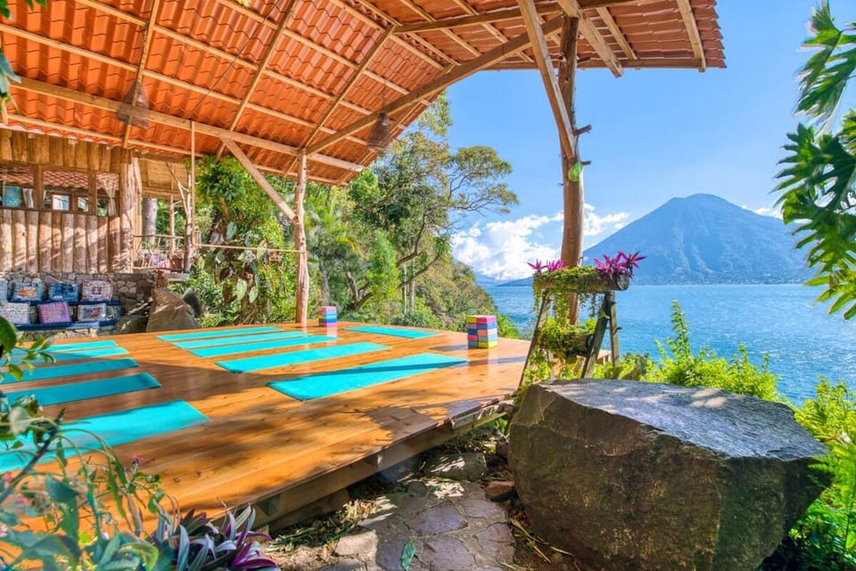 Lake view paradise- waterfall, swim dock, kitchen House in Sololá Department