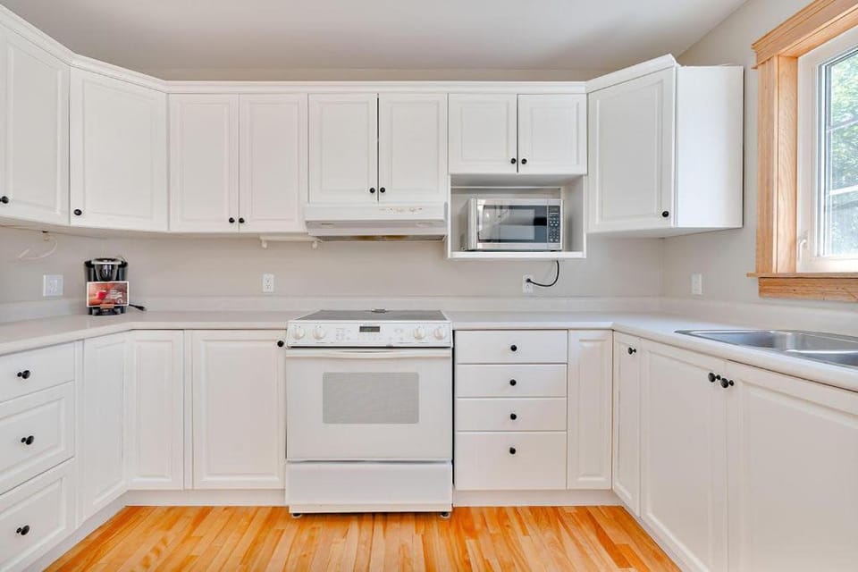 Kitchen or kitchenette, dishwasher, oven