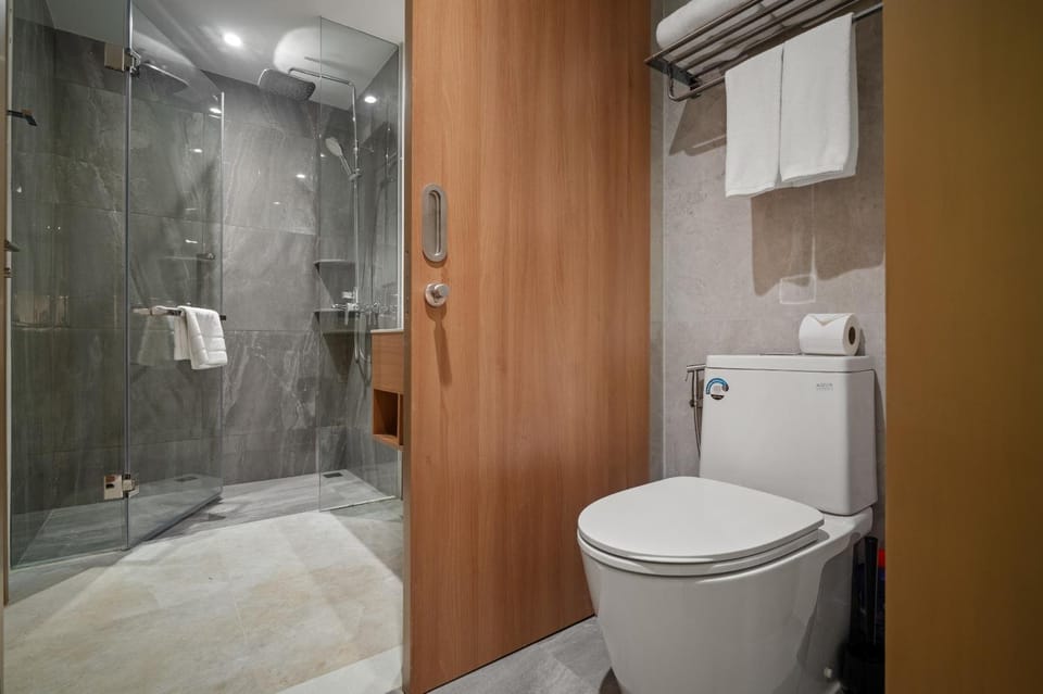 Shower, Toilet, Bathroom, towels