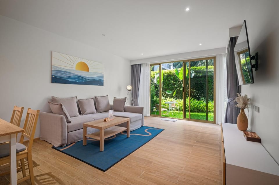 TV and multimedia, Living room, Seating area, Garden view