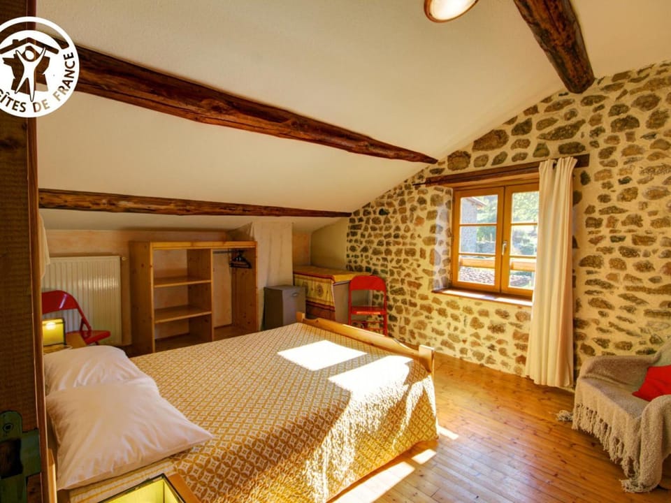 Maison authentique 19e siècle avec jardin et animaux acceptés - FR-1-496-360 House in Auvergne-Rhône-Alpes