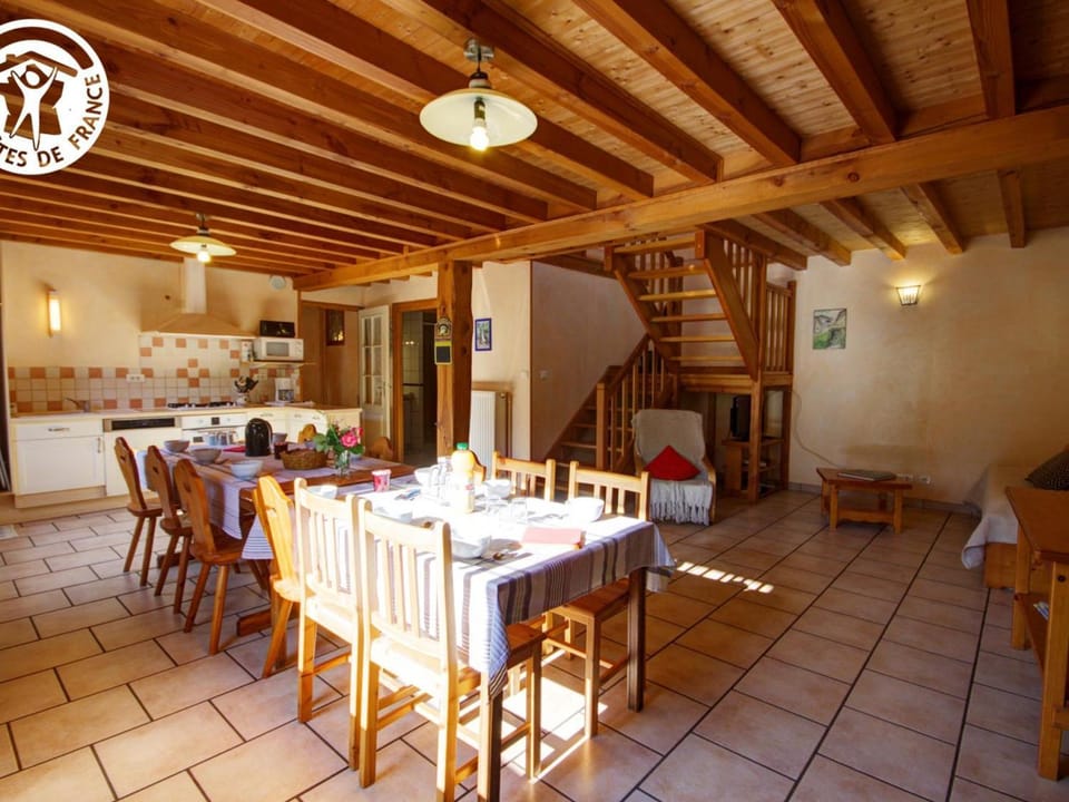 Maison authentique 19e siècle avec jardin et animaux acceptés - FR-1-496-360 House in Auvergne-Rhône-Alpes