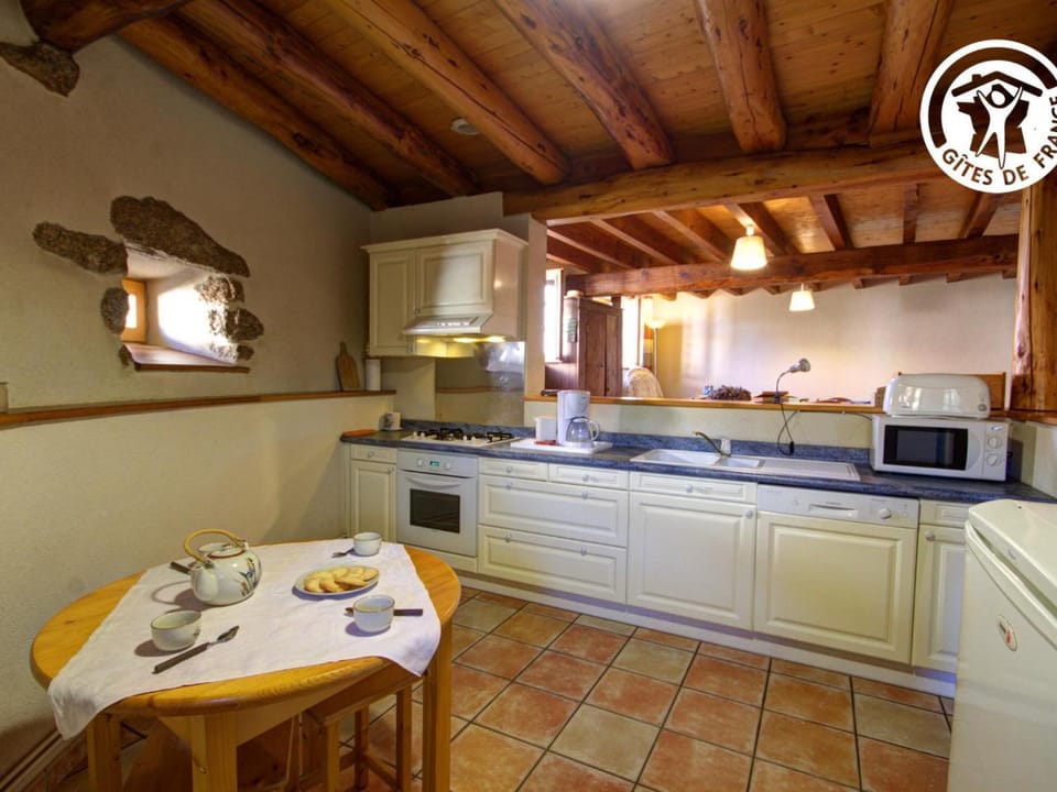 Maison authentique 19e siècle avec jardin et animaux acceptés - FR-1-496-360 House in Auvergne-Rhône-Alpes