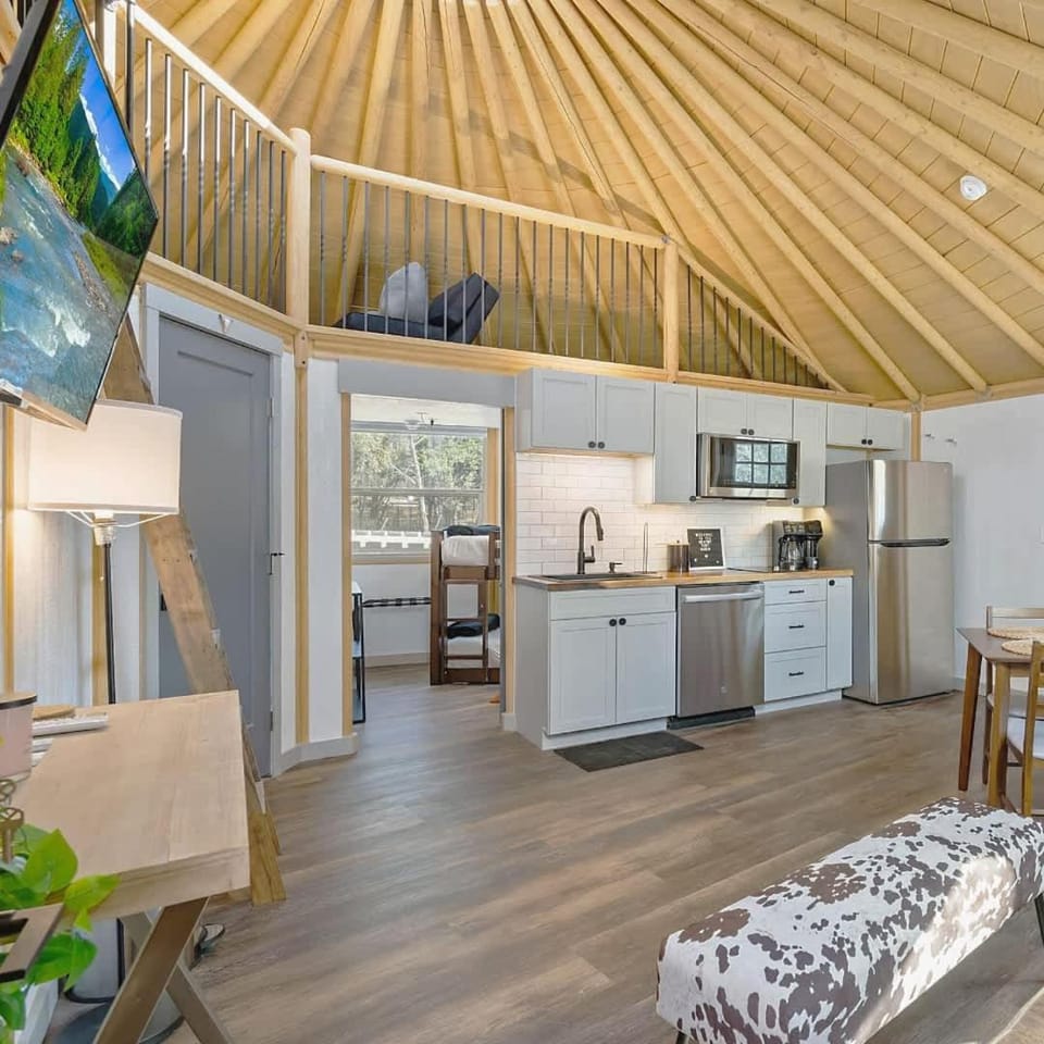 Gentry- Luxury Yurt-Cabin - Family Glamping Canyon Lake w Private Hot Tub Cabin in Canyon Lake