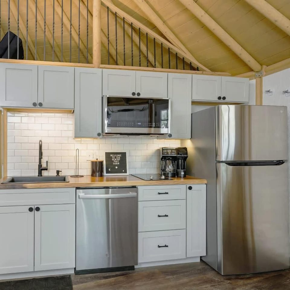 Gentry- Luxury Yurt-Cabin - Family Glamping Canyon Lake w Private Hot Tub Cabin in Canyon Lake