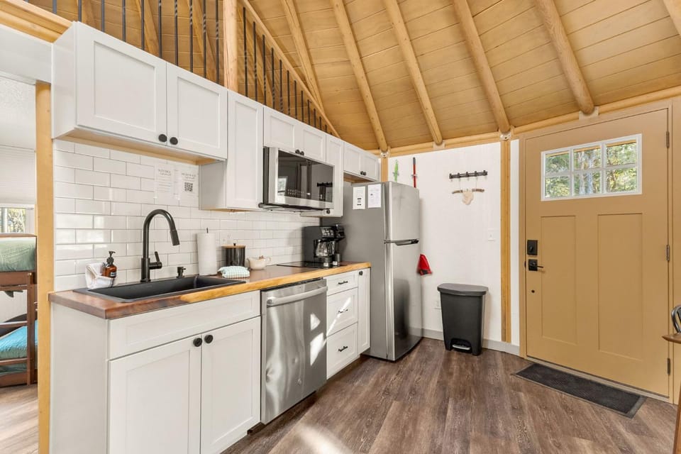 Bronco Luxury Yurt-Cabin - Family Glamping Canyon Lake w Private Hot Tub Cabin in Canyon Lake
