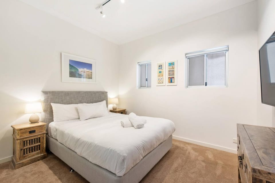 Bed, TV and multimedia, Bedroom, wardrobe