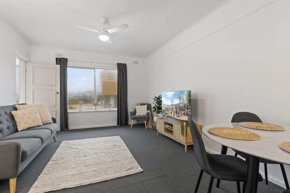Beachside 2-Bed Apartment with Balcony Views Apartment in Adelaide