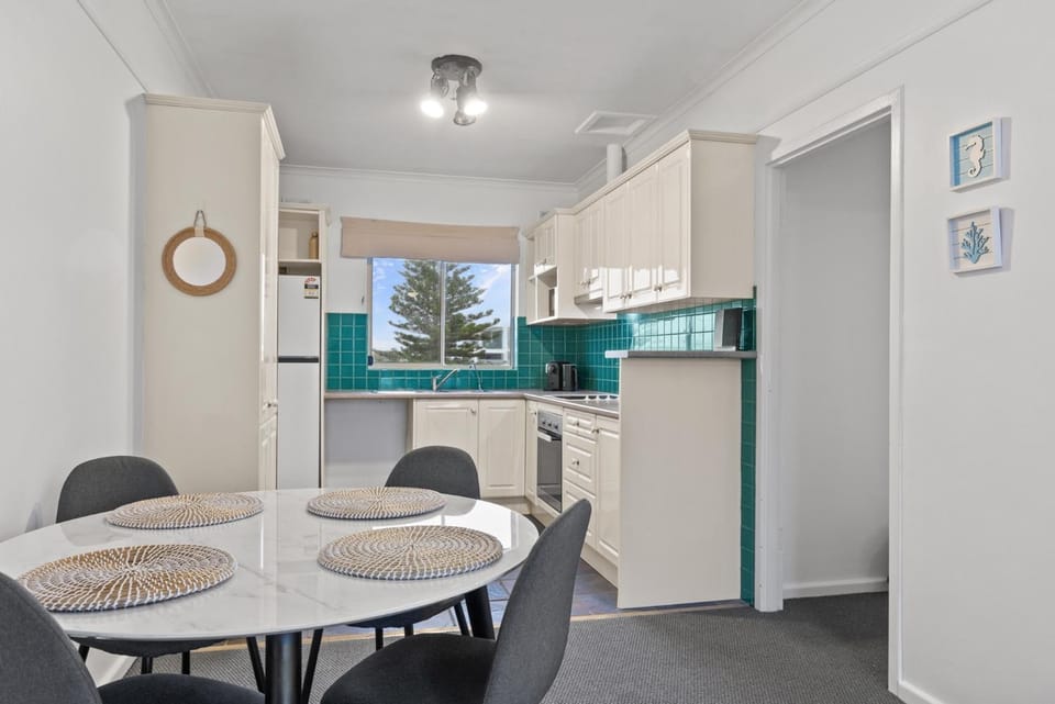 Beachside 2-Bed Apartment with Balcony Views Apartment in Adelaide
