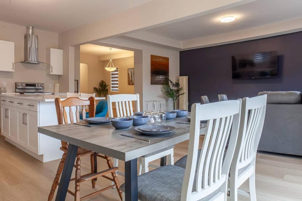 4Bed25 BathBrand newNiagara FallsSleeps12 House in Welland