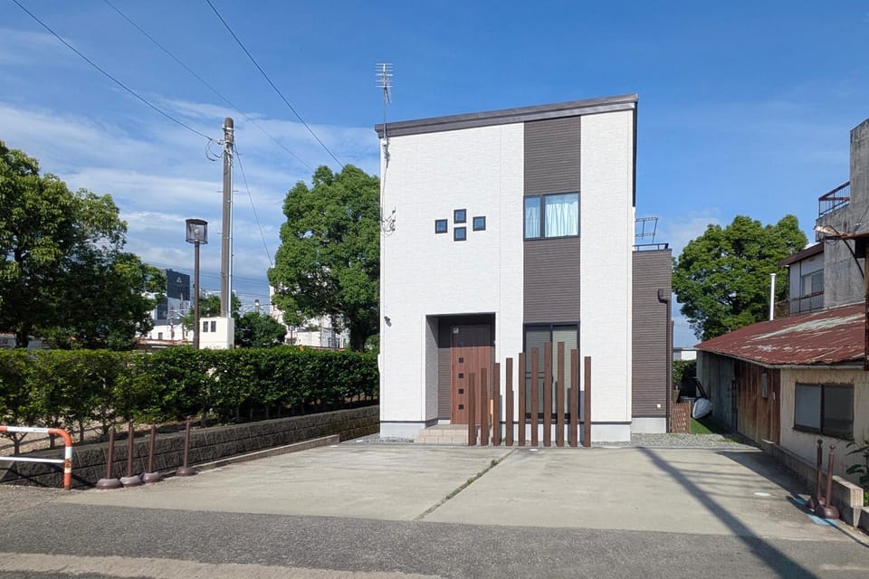 Facade/entrance, Parking