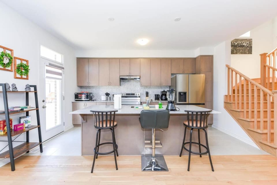 Brand New 7beds-kingbedsfamilysleep15playtable House in Burlington