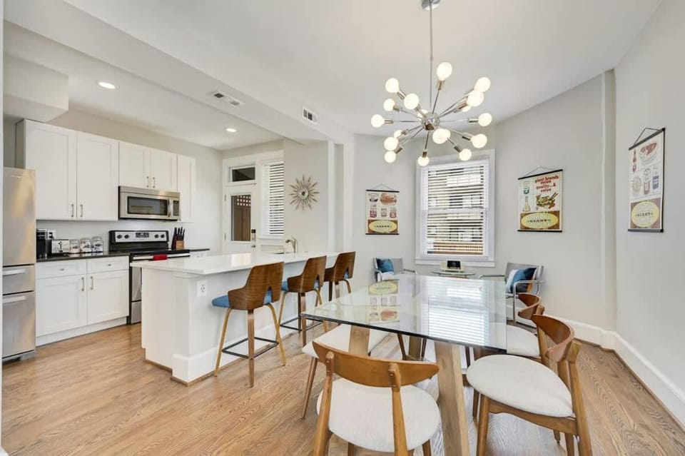 Mid-Century Townhome Steps from Restaurants #DCottage House in District of Columbia