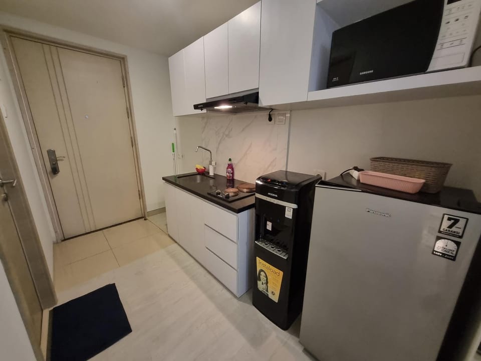 Kitchen or kitchenette, dishwasher, stove
